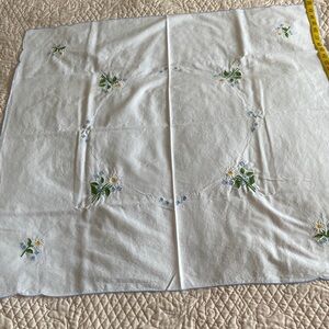 Vintage Embroidered Floral Tablecloth 32” Daisies